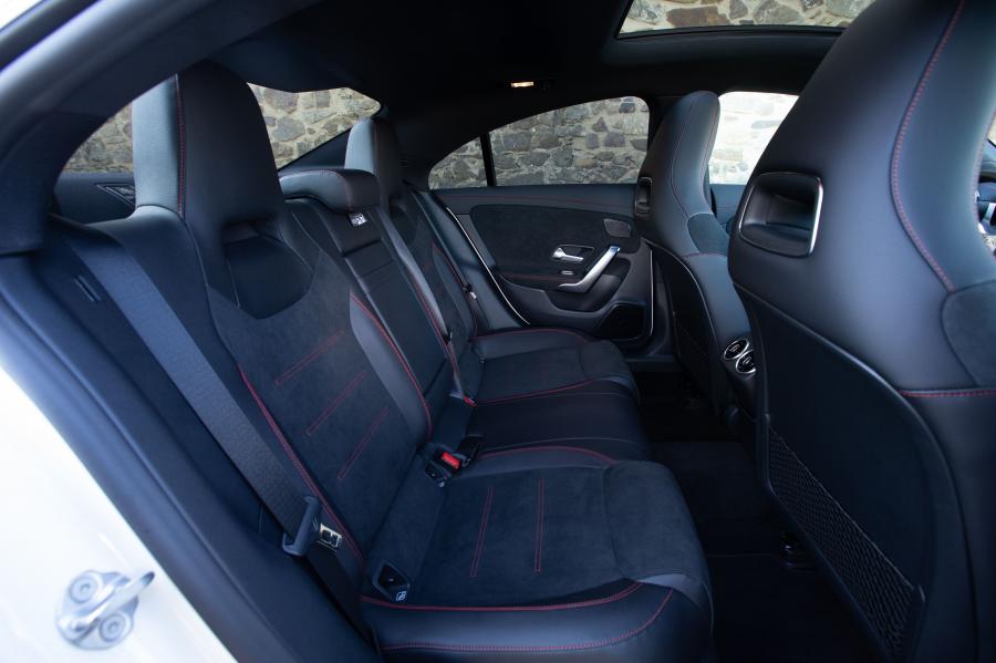Интерьер Mercedes-Benz CLA180 d AMG Line 2019 года  (WW) (фото 15 из 28)
